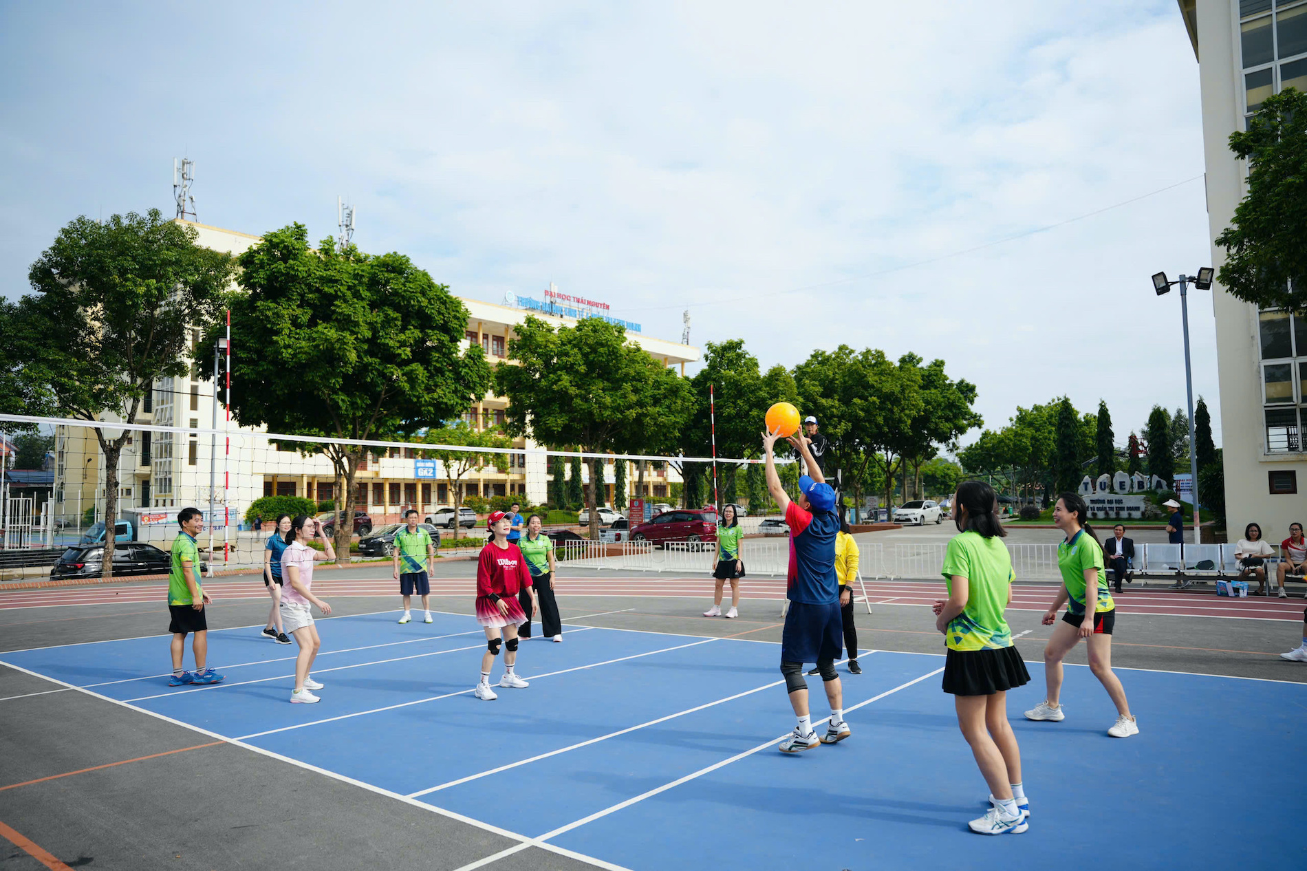 Những pha bóng đẹp cùng tinh thần thể thao rực cháy